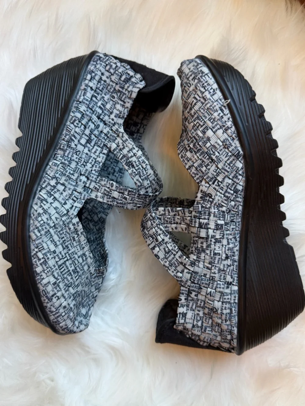 bernie mev. Lulia Newsprint Black White Woven Shoes wedge size 40